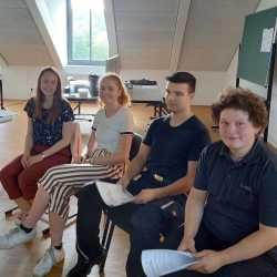 Ausbildung oder Studium – Welcher Weg bietet sich nach der Schule? Ausbildung oder Studium – Welcher Weg bietet sich nach der Schule?