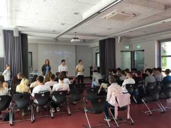 Ausbildungs- und Studienbotschafter helfen bei der Berufswahl Ausbildungs- und Studienbotschafter helfen bei der Berufswahl