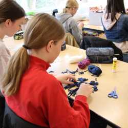 Basteln für den guten Zweck: Weihnachtsmarkt-Einnahmen gehen an Frauen-Projekt in Malawi Basteln für den guten Zweck: Weihnachtsmarkt-Einnahmen gehen an Frauen-Projekt in Malawi