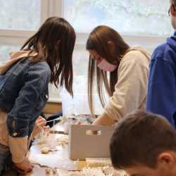 Basteln für den guten Zweck: Weihnachtsmarkt-Einnahmen gehen an Frauen-Projekt in Malawi Basteln für den guten Zweck: Weihnachtsmarkt-Einnahmen gehen an Frauen-Projekt in Malawi