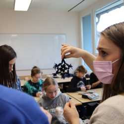 Basteln für den guten Zweck: Weihnachtsmarkt-Einnahmen gehen an Frauen-Projekt in Malawi Basteln für den guten Zweck: Weihnachtsmarkt-Einnahmen gehen an Frauen-Projekt in Malawi
