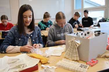 Basteln für den guten Zweck: Weihnachtsmarkt-Einnahmen gehen an Frauen-Projekt in Malawi Basteln für den guten Zweck: Weihnachtsmarkt-Einnahmen gehen an Frauen-Projekt in Malawi