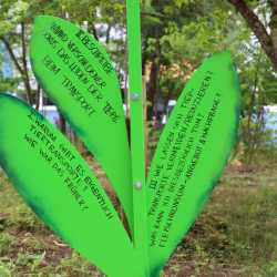 Bemerkenswerte Blumen erblühen auf Schulhof Bemerkenswerte Blumen erblühen auf Schulhof