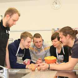 Bildungsort Küche: Angehende Erzieher sind jetzt Genussbotschafter Bildungsort Küche: Angehende Erzieher sind jetzt Genussbotschafter