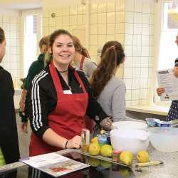 Bildungsort Küche: Angehende Erzieher sind jetzt Genussbotschafter Bildungsort Küche: Angehende Erzieher sind jetzt Genussbotschafter