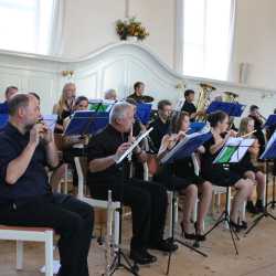 Chöre und Blasorchester begeistern mit Sommerkonzert Chöre und Blasorchester begeistern mit Sommerkonzert