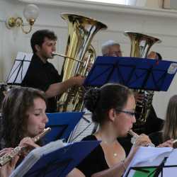 Chöre und Blasorchester begeistern mit Sommerkonzert Chöre und Blasorchester begeistern mit Sommerkonzert