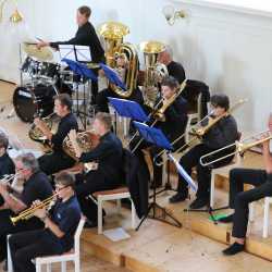 Chöre und Blasorchester begeistern mit Sommerkonzert Chöre und Blasorchester begeistern mit Sommerkonzert