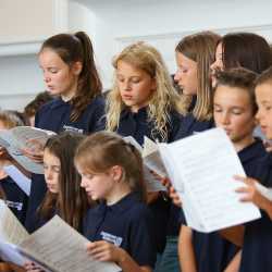 Chöre und Blasorchester in Bestform beim Schulkonzert (mit Film!) Chöre und Blasorchester in Bestform beim Schulkonzert (mit Film!)