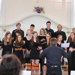 Chöre und Blasorchester verzaubern ihr Publikum Chöre und Blasorchester verzaubern ihr Publikum