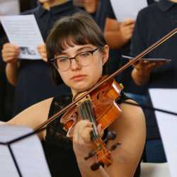 Chöre und Blasorchester verzaubern ihr Publikum Chöre und Blasorchester verzaubern ihr Publikum