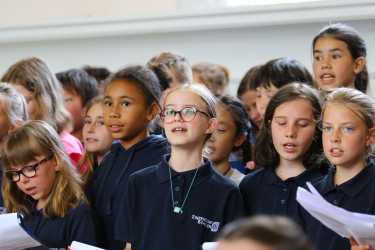 Chöre und Blasorchester verzaubern ihr Publikum Chöre und Blasorchester verzaubern ihr Publikum