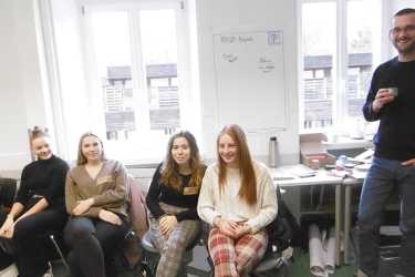 Demokratie ist mehr als freie Wahlen und Grundrechte Demokratie ist mehr als freie Wahlen und Grundrechte