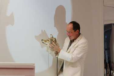 Der Steppenwolf trabt durch das HKG Der Steppenwolf trabt durch das HKG