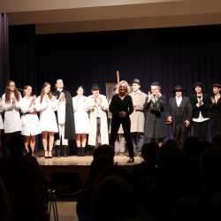 „Die Physiker“ – Ein Theaterabend zwischen Genie, Wahnsinn und Verantwortung „Die Physiker“ – Ein Theaterabend zwischen Genie, Wahnsinn und Verantwortung