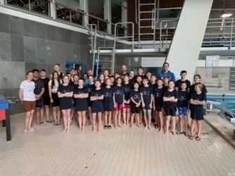 Die Schwimmmannschaft der Zinzendorfschulen jubelt Die Schwimmmannschaft der Zinzendorfschulen jubelt