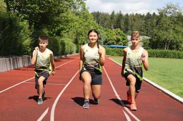 Drei vielversprechende Talente bereichern die Leichtathletik-AG der Zinzendorfschulen Drei vielversprechende Talente bereichern die Leichtathletik-AG der Zinzendorfschulen