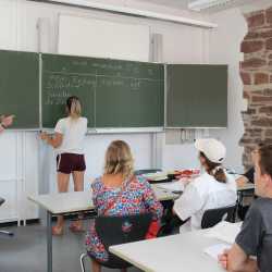 Ehrenamtlicher Deutschkurs an den Zinzendorfschulen eine große Hilfe ukrainische Geflüchtete