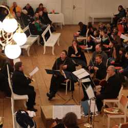 Ein Fest für die Ohren: Adventssingstunde der Zinzendorfschulen Ein Fest für die Ohren: Adventssingstunde der Zinzendorfschulen