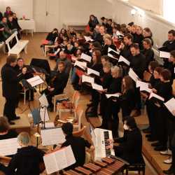 Ein Fest für die Ohren: Adventssingstunde der Zinzendorfschulen Ein Fest für die Ohren: Adventssingstunde der Zinzendorfschulen