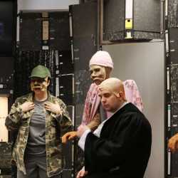 Ein Krug, acht Rollen und ein Schlager : „Der zerbrochene Krug“ im HKG Ein Krug, acht Rollen und ein Schlager : „Der zerbrochene Krug“ im HKG