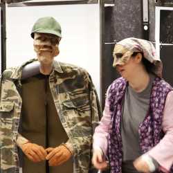 Ein Krug, acht Rollen und ein Schlager : „Der zerbrochene Krug“ im HKG Ein Krug, acht Rollen und ein Schlager : „Der zerbrochene Krug“ im HKG