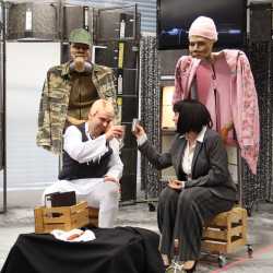 Ein Krug, acht Rollen und ein Schlager : „Der zerbrochene Krug“ im HKG Ein Krug, acht Rollen und ein Schlager : „Der zerbrochene Krug“ im HKG