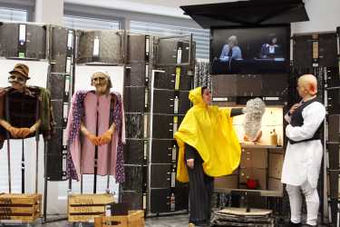 Ein Krug, acht Rollen und ein Schlager : „Der zerbrochene Krug“ im HKG Ein Krug, acht Rollen und ein Schlager : „Der zerbrochene Krug“ im HKG