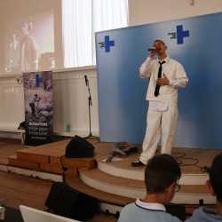 Ein unvergesslicher Vormittag: Gregor Hägele rockt die Zinzendorfschulen Ein unvergesslicher Vormittag: Gregor Hägele rockt die Zinzendorfschulen