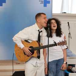 Ein unvergesslicher Vormittag: Gregor Hägele rockt die Zinzendorfschulen Ein unvergesslicher Vormittag: Gregor Hägele rockt die Zinzendorfschulen