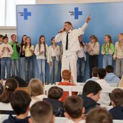 Ein unvergesslicher Vormittag: Gregor Hägele rockt die Zinzendorfschulen Ein unvergesslicher Vormittag: Gregor Hägele rockt die Zinzendorfschulen