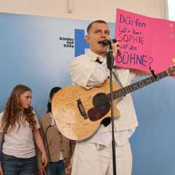 Ein unvergesslicher Vormittag: Gregor Hägele rockt die Zinzendorfschulen Ein unvergesslicher Vormittag: Gregor Hägele rockt die Zinzendorfschulen