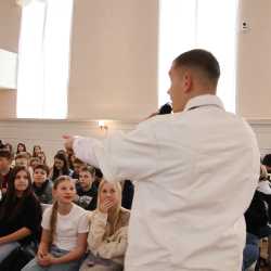Ein unvergesslicher Vormittag: Gregor Hägele rockt die Zinzendorfschulen Ein unvergesslicher Vormittag: Gregor Hägele rockt die Zinzendorfschulen