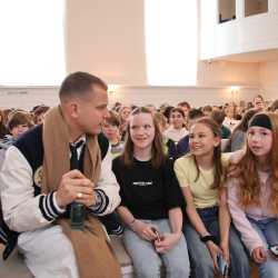 Ein unvergesslicher Vormittag: Gregor Hägele rockt die Zinzendorfschulen Ein unvergesslicher Vormittag: Gregor Hägele rockt die Zinzendorfschulen