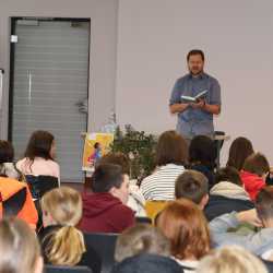 Eline Ruf (6c) gewinnt Vorlesewettbewerb Eline Ruf (6c) gewinnt Vorlesewettbewerb