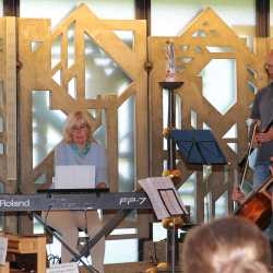 Ellenbogen-Check und Schokolade zur Begrüßung Ellenbogen-Check und Schokolade zur Begrüßung