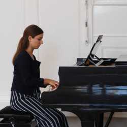 Ellenbogen-Check und Schokolade zur Begrüßung Ellenbogen-Check und Schokolade zur Begrüßung