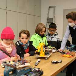 Eltern von Grundschüler*innen strömen zur Viertklässlerparty Eltern von Grundschüler*innen strömen zur Viertklässlerparty