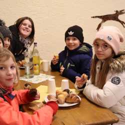 Eltern von Grundschüler*innen strömen zur Viertklässlerparty Eltern von Grundschüler*innen strömen zur Viertklässlerparty