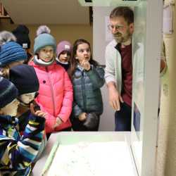 Eltern von Grundschüler*innen strömen zur Viertklässlerparty Eltern von Grundschüler*innen strömen zur Viertklässlerparty