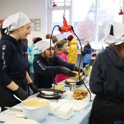 Eltern von Grundschüler*innen strömen zur Viertklässlerparty Eltern von Grundschüler*innen strömen zur Viertklässlerparty