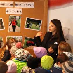 Eltern von Grundschüler*innen strömen zur Viertklässlerparty Eltern von Grundschüler*innen strömen zur Viertklässlerparty