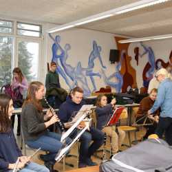 Eltern von Grundschüler*innen strömen zur Viertklässlerparty Eltern von Grundschüler*innen strömen zur Viertklässlerparty