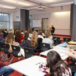 Emmi aus der 6Rb ist Schulsiegerin beim Vorlesewettbewerb Emmi aus der 6Rb ist Schulsiegerin beim Vorlesewettbewerb