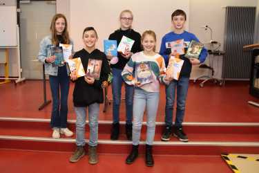 Emmi aus der 6Rb ist Schulsiegerin beim Vorlesewettbewerb Emmi aus der 6Rb ist Schulsiegerin beim Vorlesewettbewerb