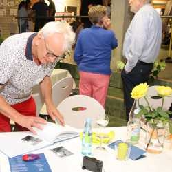 Erinnern. Verbinden. Feiern. – Wo Gemeinschaft über Generationen hinweg lebt Erinnern. Verbinden. Feiern. – Wo Gemeinschaft über Generationen hinweg lebt