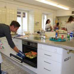 Erzieherinnen und Erzieher lernen kindgerechtes Kochen