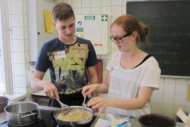 Erzieherinnen und Erzieher lernen kindgerechtes Kochen Erzieherinnen und Erzieher lernen kindgerechtes Kochen