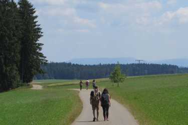 Fachschüler wandern umweltbewusst Fachschüler wandern umweltbewusst