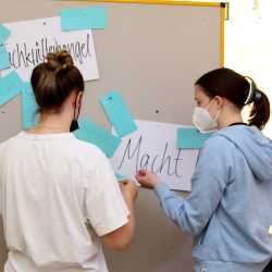 Fachschulen entwickeln Module zur Demokratiebildung Fachschulen entwickeln Module zur Demokratiebildung